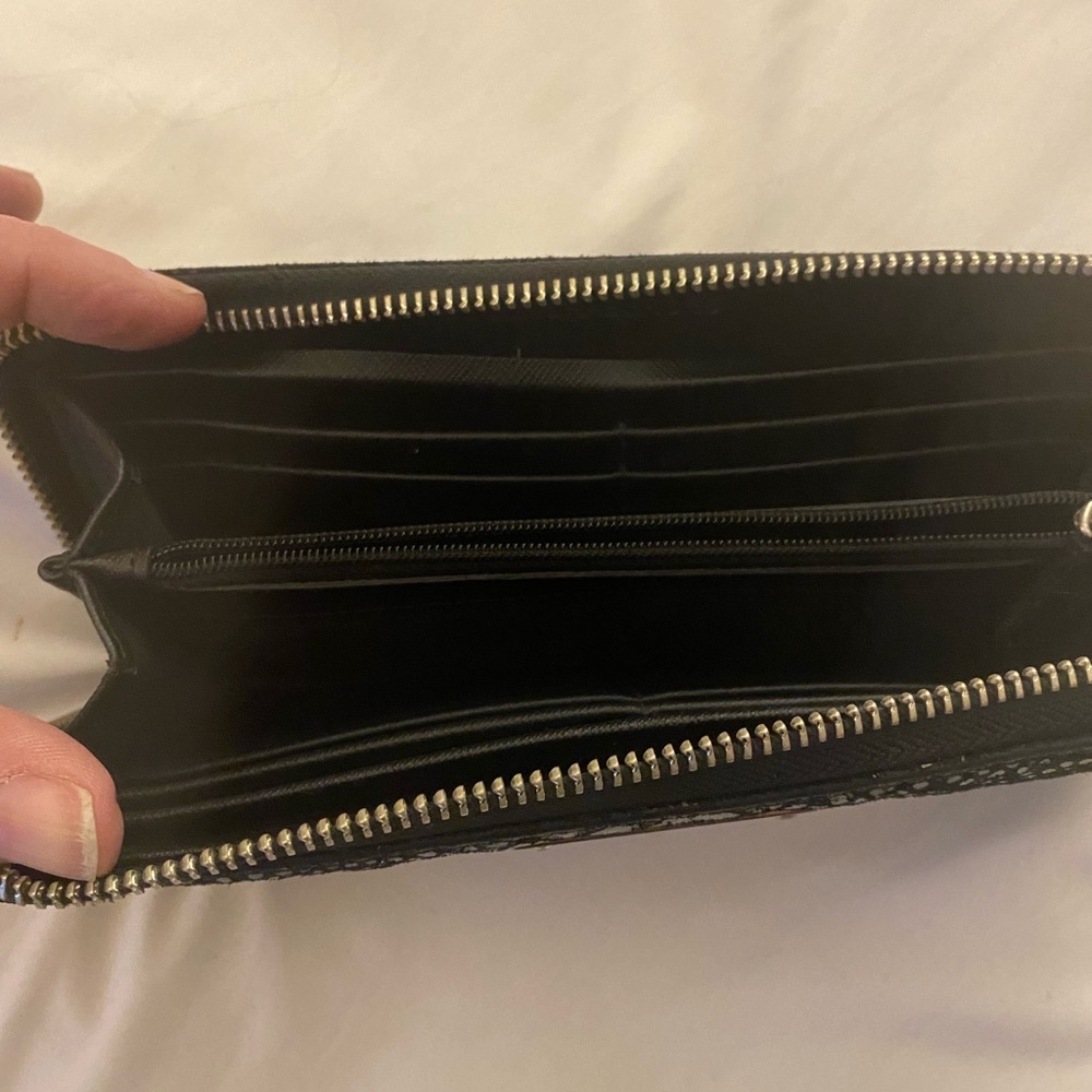 MICHAEL KORS wallet, black w. silver hardware. Zipper, card slots on both sides. - Picture 3 of 4
